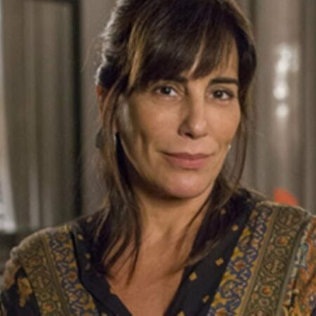 Atriz teve rosto alterado para não ser reconhecida: rosto da rainha no festival de cinema na fronteira com a Europa era outro