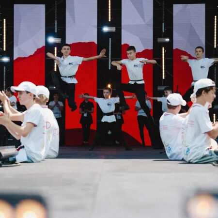 «Нет праздника — нет спектакля»: концерт на площади Свободы завершил фестиваль «Вахтангов. Путь домой»