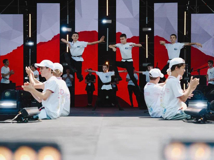 Preview «Нет праздника — нет спектакля»: концерт на площади Свободы завершил фестиваль «Вахтангов. Путь домой»