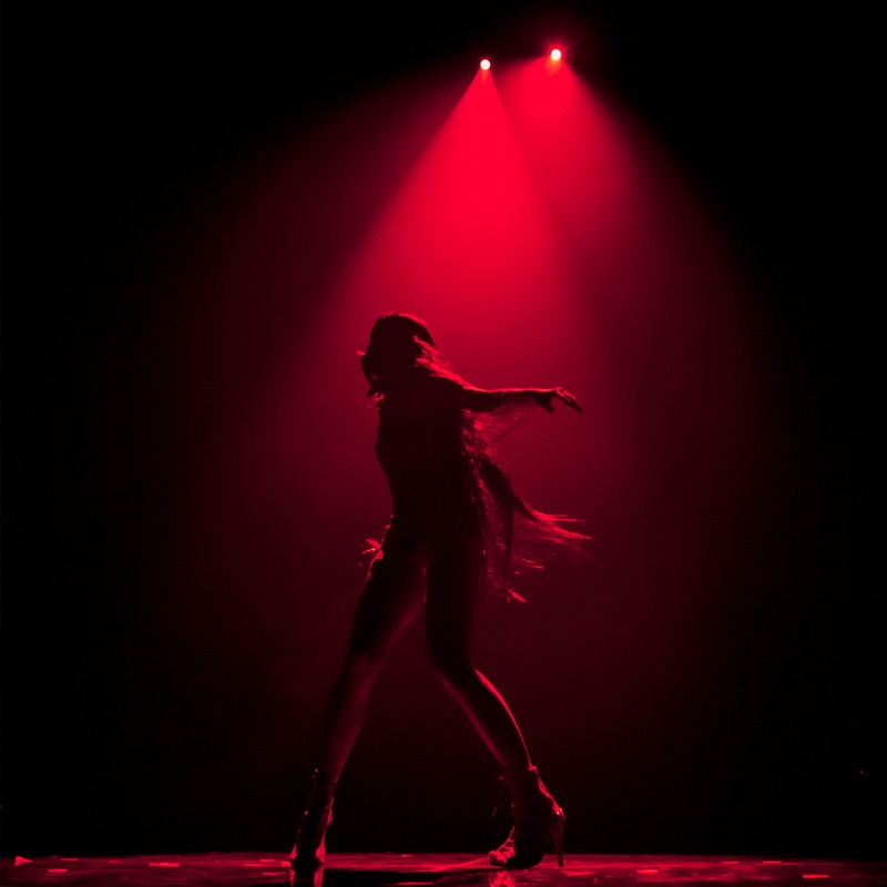 Preview Zivert: Da Pin-up Glamourosa à Fúria Disco – Um Manifesto Retrô no Palco