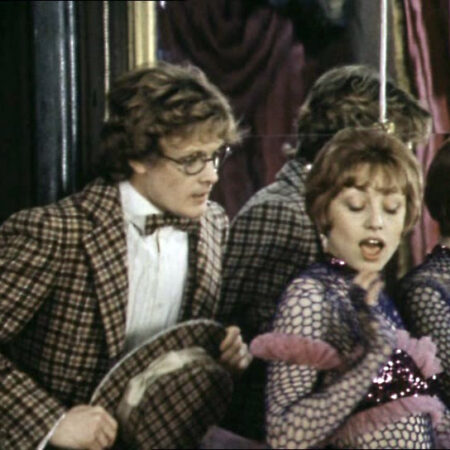 Moscou se despede do diretor Yuri Moroz sob chuva e rosas brancas