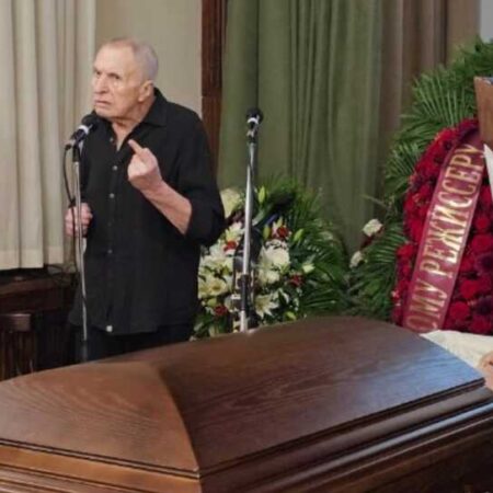 Andrey Smirnov na Despedida de Alexander Mitta: “Uma Multidão no Caixão Deste Homem É Normal”