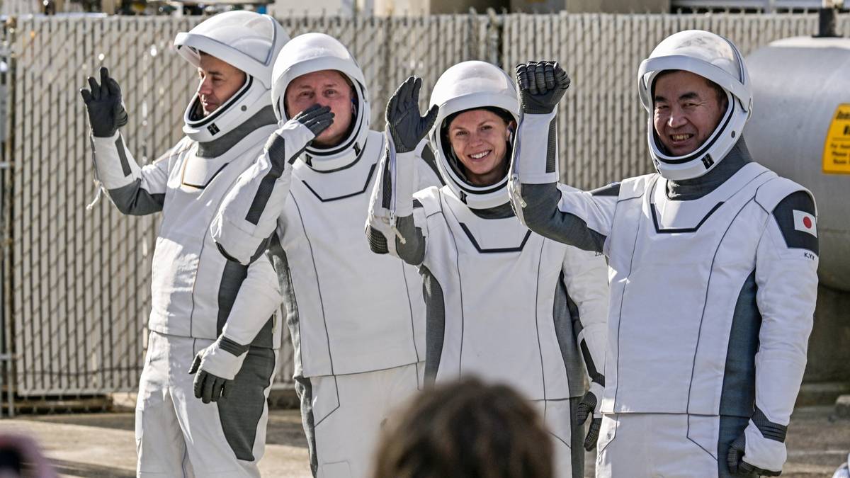 Preview Espaçonave Crew Dragon com Cosmonauta Russo Oleg Platonov Acopla com Sucesso na ISS