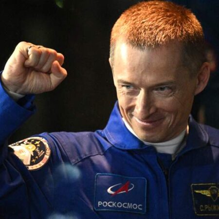 Sergei Ryzhikov Assume o Comando da Estação Espacial Internacional
