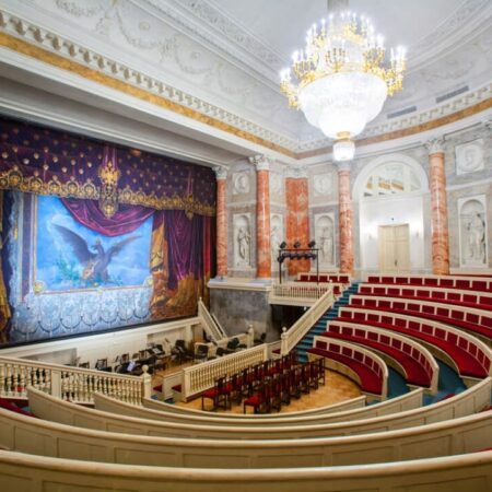 O Teatro Ermitage Afronta o Regresso ao Palco Histórico (Com Incerteza)