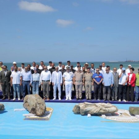 Три огромных статуи подняты со дна моря у побережья Египта