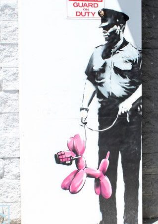 A obra “Piranhas” de Banksy na cabine policial torna-se um símbolo da arte urbana de Londres