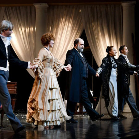 Двадцать пять лет “Семейного Счастия”: Гастроли Фоменок в Благовещенске и жизненные пути актеров