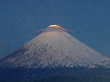 Vulcão Klyuchevskoy na Kamchatka Dispersa Pluma de Cinzas a Três Quilômetros de Altitude