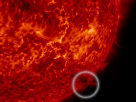 Крупный протуберанец отделился от Солнца