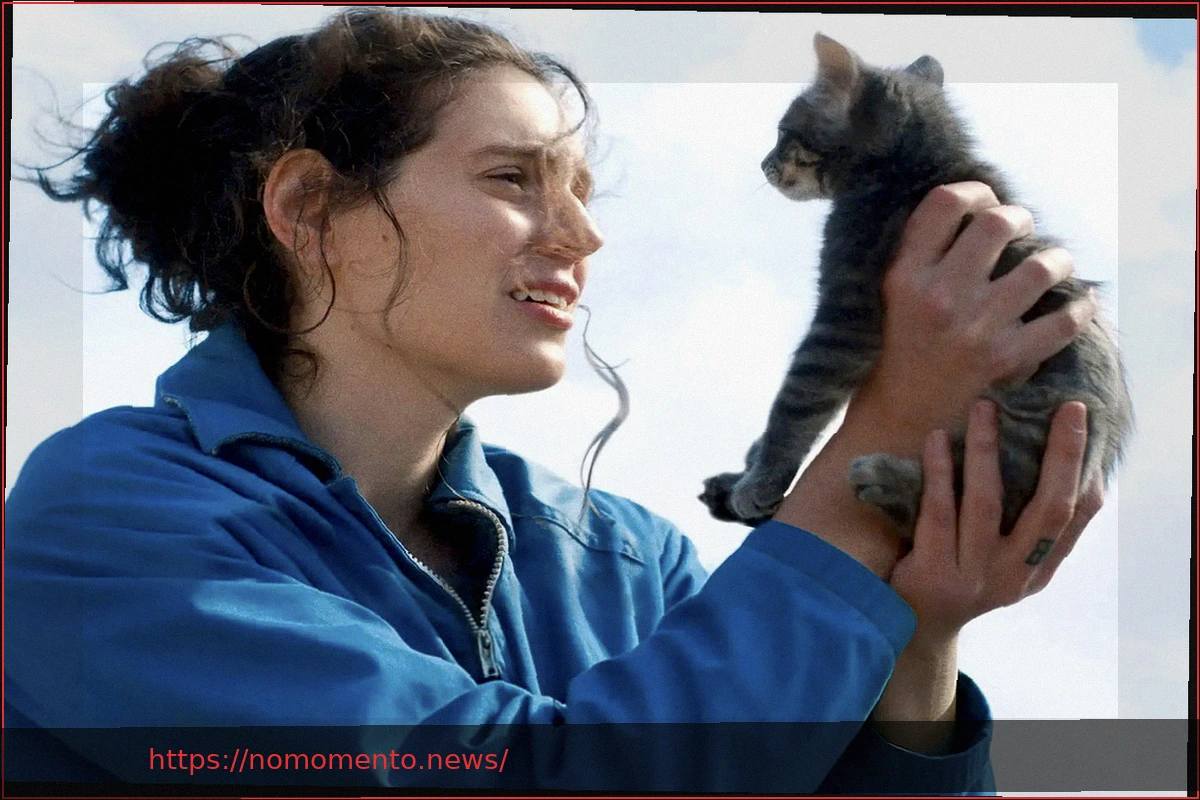 Preview Eva Victor, diretora de ‘Sorry, Baby’, o aclamado filme de estreia do ano, afirma categoricamente: “Reduzir uma pessoa à condição de vítima é uma forma de ignorá-la”