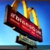CEO do McDonald’s Enfrenta Reações Após Degustar o ‘Big Arch’ de Concorrente
